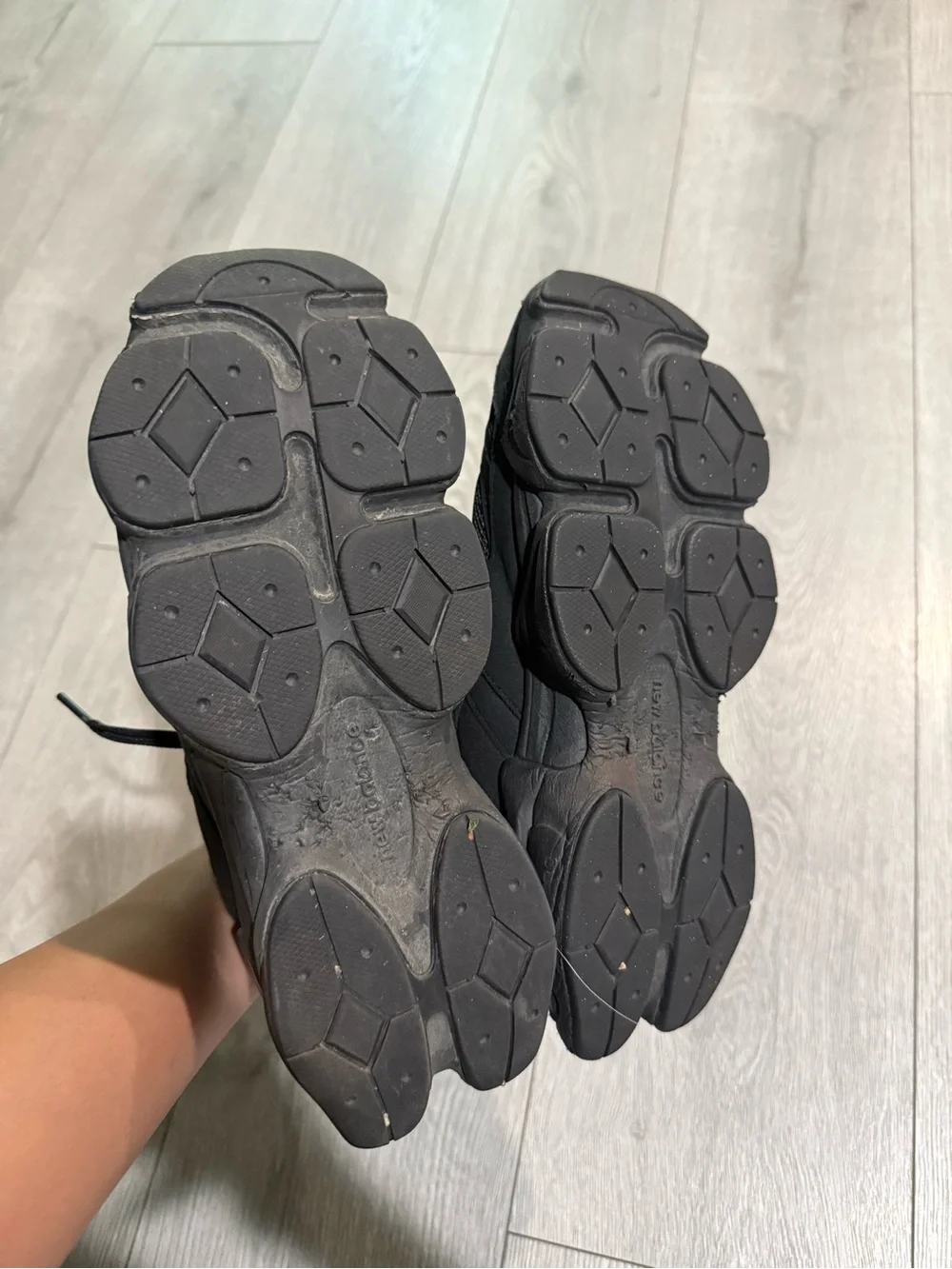 New Balance 9060 triple black size 7y